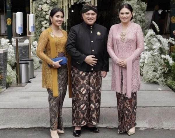 Bagikan Foto Keluarga Di Akad Nikah Kaesang Erina Erick Yang Paling Cantik Tetap Istri Tercinta Bagikan Foto Keluarga Di Akad Nikah Kaesang Erina Erick Yang Paling Cantik Tetap Istri Tercinta