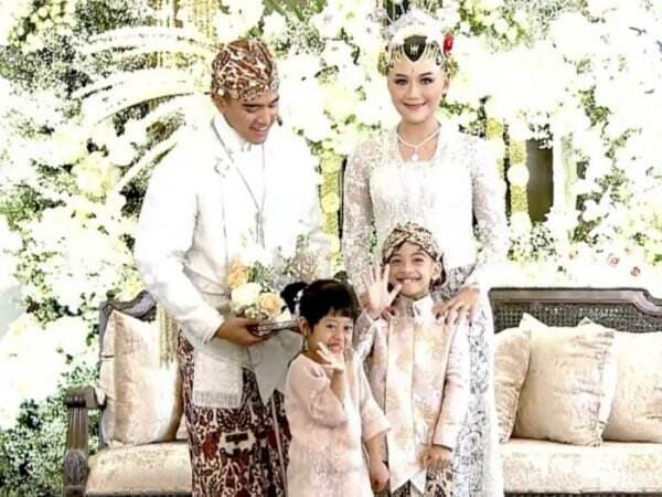 Momen Jan Ethes dan Sedah Mirah Bawa Cincin Nikah Kaesang-Erina, Cekikikan di Pelaminan