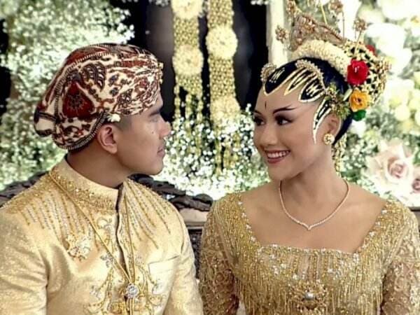 Baju Pengantin Gold Bikin Penampilan Kaesang-Erina Lebih Hidup saat Panggih