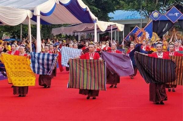 Sultra Tenun Karnaval 2022 di Baubau Sedot Ribuan Wisatawan