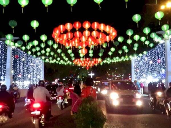 Sambut Natal, Kota Solo Dibanjiri Lampion Indah: Simbol Toleransi yang Tinggi!