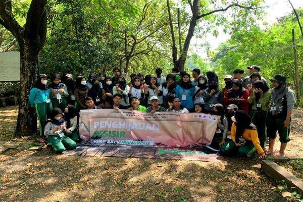 Cegah Kerusakan Lingkungan, Puluhan Mahasiswa FEB UPN Jatim Tanam Mangrove Cegah Kerusakan Lingkungan, Puluhan Mahasiswa FEB UPN Jatim Tanam Mangrove
