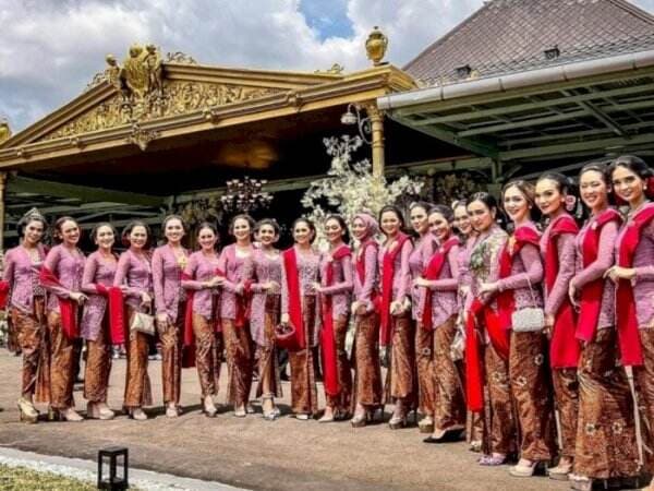 Diapit Gerombolan Finalis Puteri Indonesia: Bridesmaid Kesang &amp; Erina Full Kebaya Kutubaru