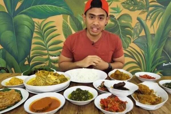 Food Vlogger Tanboy Kun Bagikan Pengalaman Makan Kuliner Ekstrem