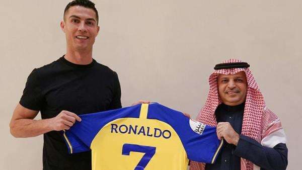 Meme Kocak usai Ronaldo Gabung Al Nassr, dari Jadi Marbot Hingga Bawa-bawa Messi dan Ibrahimovic Meme Kocak usai Ronaldo Gabung Al Nassr, dari Jadi Marbot Hingga Bawa-bawa Messi dan Ibrahimovic