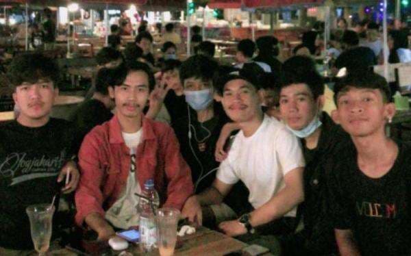 Tongkrongan di Pelataran Eks MTQ Tetap Ramai Meski Banyak Tempat Nongkrong Baru Tongkrongan di Pelataran Eks MTQ Tetap Ramai Meski Banyak Tempat Nongkrong Baru