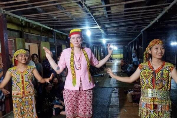 Budaya Suku Dayak Taman Kapuas Buat Mahasiswi Asal Australia Jatuh Hati Budaya Suku Dayak Taman Kapuas Buat Mahasiswi Asal Australia Jatuh Hati