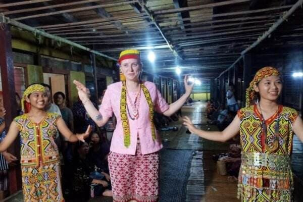 Budaya Suku Dayak Taman Kapuas Buat Mahasiswi Asal Australia Jatuh Hati