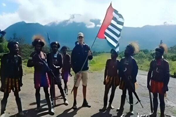 HOAX! Polda Papua Klarifikasi Foto WNA Diduga Pilot Susi Air yang Kibarkan Bendera Bintang Kejora