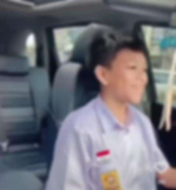 Viral Sepasang Anak SMP Nyetir Mobil, Warganet: Anak Pejabat Lagi Kah? Viral Sepasang Anak SMP Nyetir Mobil, Warganet: Anak Pejabat Lagi Kah?