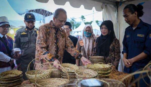 Sebut Punya Potensi Ekonomi Besar, Kemenkop-UKM Dorong UMKM di Pandeglang Dikembangkan Sebut Punya Potensi Ekonomi Besar, Kemenkop-UKM Dorong UMKM di Pandeglang Dikembangkan