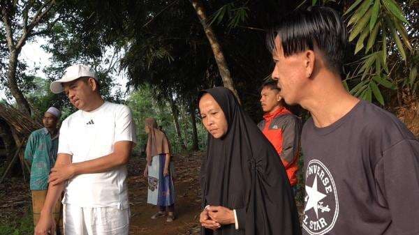 Reaksi Dedi Mulyadi Saat Telusuri Semak Cari Bocah Hilang Di Subang: Merinding Reaksi Dedi Mulyadi Saat Telusuri Semak Cari Bocah Hilang Di Subang: Merinding