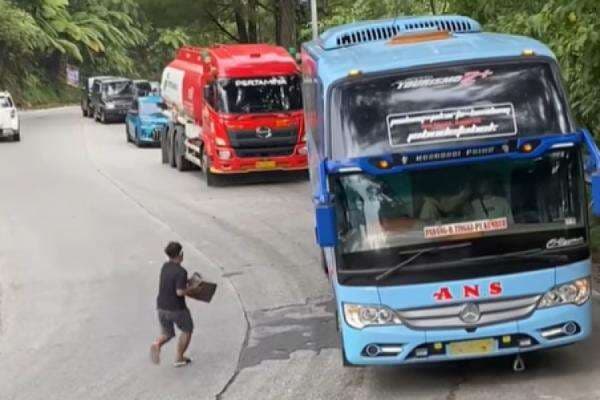 Aksi Heroik Detik-detik Penyelamatan Bus Rem Blong, Pria Ini Banjir Pujian Aksi Heroik Detik-detik Penyelamatan Bus Rem Blong, Pria Ini Banjir Pujian
