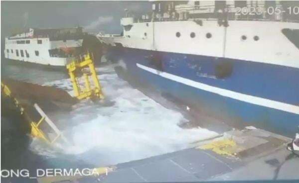 Dihantam KMP Mutiara Pertiwi I, Jembatan Dermaga 02 Pelabuhan Penyeberangan Ferry Bastiong Ambruk Dihantam KMP Mutiara Pertiwi I, Jembatan Dermaga 02 Pelabuhan Penyeberangan Ferry Bastiong Ambruk