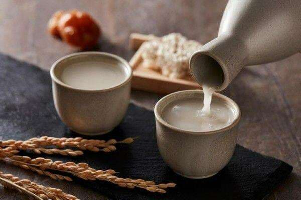 7 Minuman Alkohol Asal Korea Selatan Yang Sering Muncul Di Drakor, Berani Coba? 7 Minuman Alkohol Asal Korea Selatan Yang Sering Muncul Di Drakor, Berani Coba?