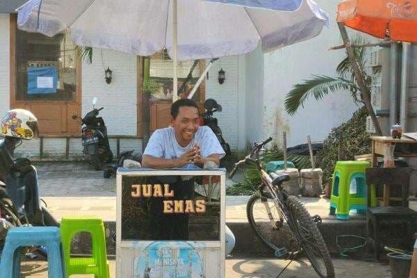 Tak Semewah yang Diperjualbelikan, Begini Suka Duka Tukang Jual-Beli Emas di Pinggir Jalan Tak Semewah yang Diperjualbelikan, Begini Suka Duka Tukang Jual-Beli Emas di Pinggir Jalan