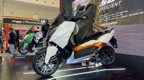 Gaspol! Begini Cara Test Ride Motor Listrik Bongsor Polytron Fox 500 di IMOS 2024