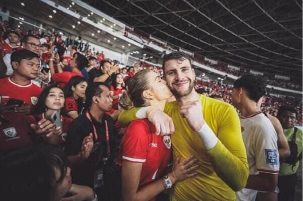 Maarten Paes Peluk Luna Bijl Depan Suporter Timnas Indonesia, Sebut Kekasih si Pembawa Keberuntungan