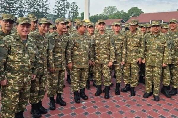 5 Potret Gagah Raffi Ahmad Berseragam Loreng di Retreat Kabinet Merah Putih, Diapit Presiden Prabowo