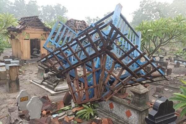 Angin Puting Beliung Sapu Grobogan, 86 Rumah dan Makam Rusak Parah