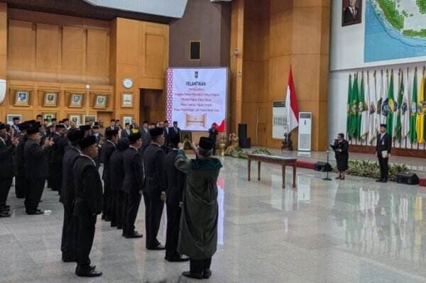 Wamendagri Ribka Haluk Lantik 42 Anggota Pansel DPRP 6 Provinsi Papua