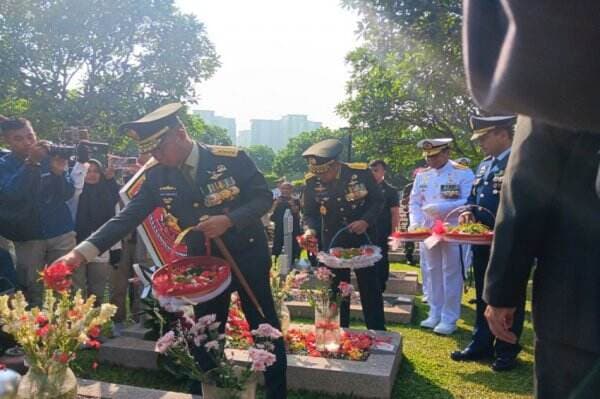 Ziarah Nasional HUT Ke-79 TNI, Panglima dan Kepala Staf Tabur Bunga ke Makam BJ Habibie hingga AH Nasution