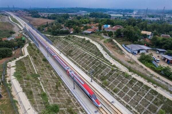 Kereta Cepat Whoosh Delay Imbas Gempa, Tiket Dikembalikan 100