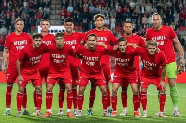 Mees Hilgers Bentangkan Bendera Merah Putih usai FC Twente Gilas SC Heerenven