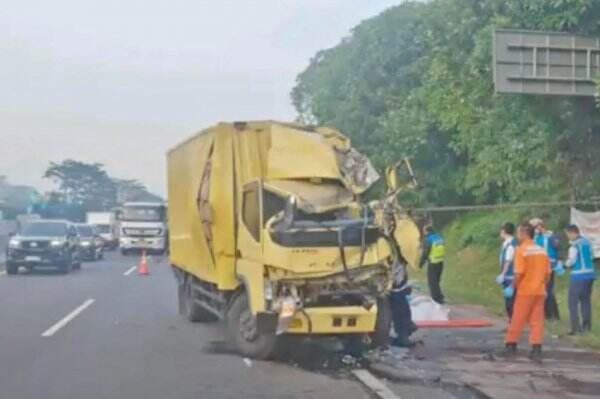 Brak! Truk Tabrak Truk di Tol Cipularang Purwakarta, Kernet Tewas Terjepit