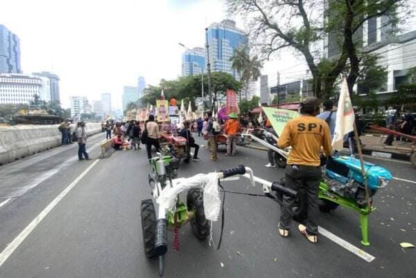 Ramai Unjuk Rasa di Istana Peringati Hari Tani Nasional, Jokowi Pilih Kunker ke Kalimantan