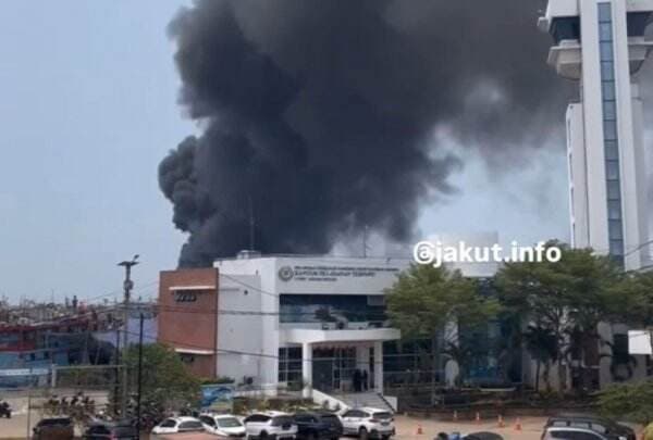 Kapal Terbakar di Muara Baru Jakarta Utara, Asap Hitam Membubung