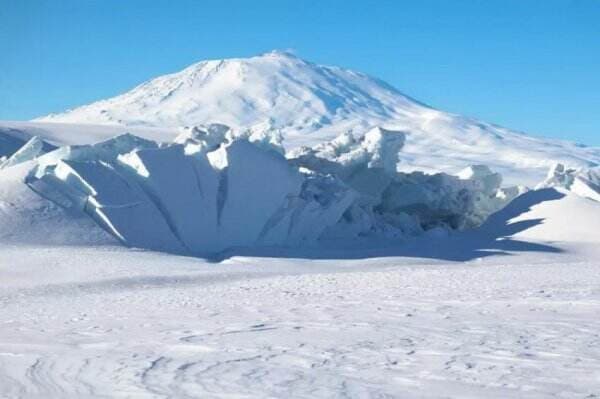 Ilmuwan Temukan Gunung Berapi Muntahkan Emas di Antartika