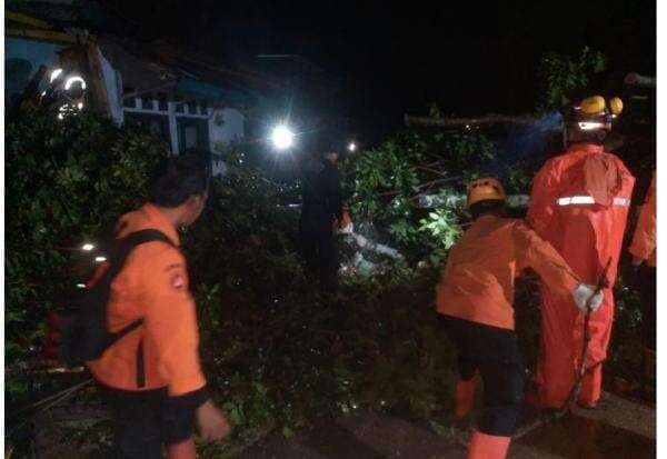 Angin Kencang dan Hujan Deras Rusak Puluhan Rumah di Subang