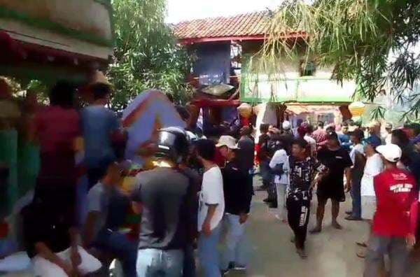 Diduga Cabuli Santrinya, Ratusan Warga Geruduk dan Merusak Rumah Pimpinan Ponpes di Kabupaten Serang