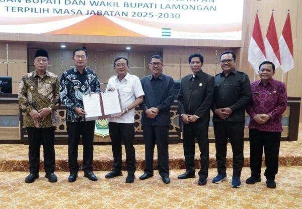 DPRD Lamongan Tetapkan Yuhronur Effendy sebagai Bupati Lamongan Terpilih DPRD Lamongan Tetapkan Yuhronur Effendy sebagai Bupati Lamongan Terpilih