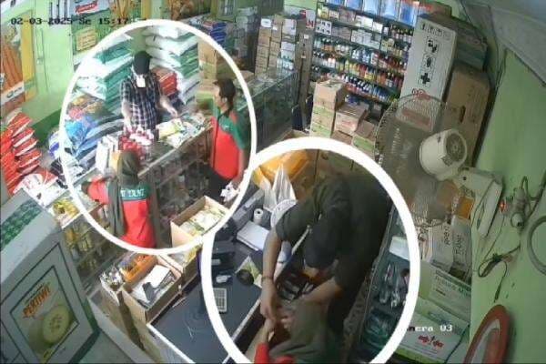 Pencurian Modus Tukar Uang yang Melibatkan WNA Terekam CCTV di Sragen Pencurian Modus Tukar Uang yang Melibatkan WNA Terekam CCTV di Sragen