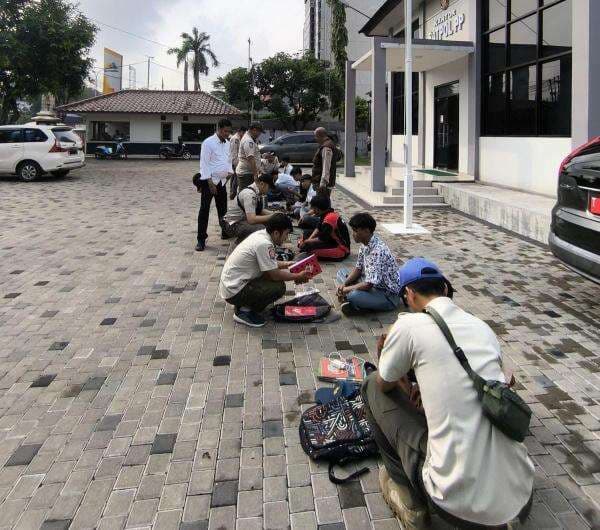 Asyik Bolos dan Merokok di Warung Kopi, 8 Pelajar Terjaring Razia Tim Patroli Tibum Asyik Bolos dan Merokok di Warung Kopi, 8 Pelajar Terjaring Razia Tim Patroli Tibum