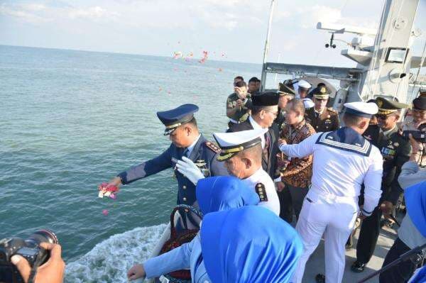 Kenang Jasa Pahlawan, Lanal Lhokseumawe Gelar Upacara dan Tabur Bunga di Tengah Laut