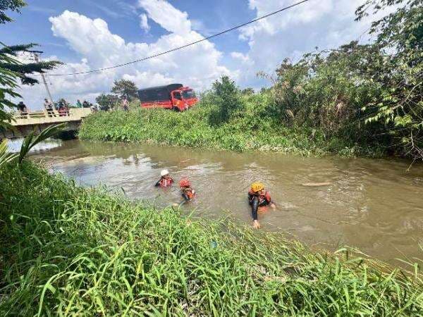 Bermain di Sungai Dekat Rumah,  2 Anak Terseret Arus 1 Hilang