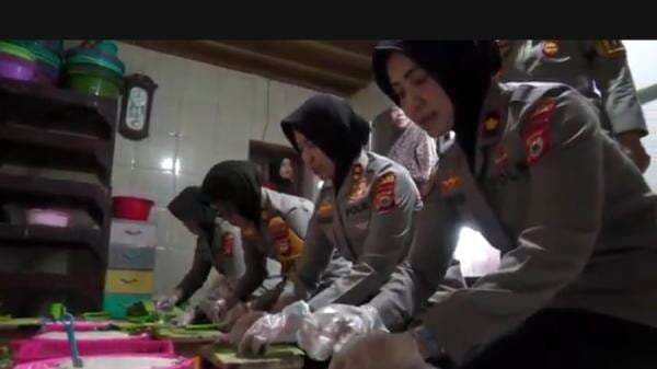 Polwan Polres Pelabuhan Belajar Buat Otak-otak Khas Makassar di Hari Kartini Polwan Polres Pelabuhan Belajar Buat Otak-otak Khas Makassar di Hari Kartini