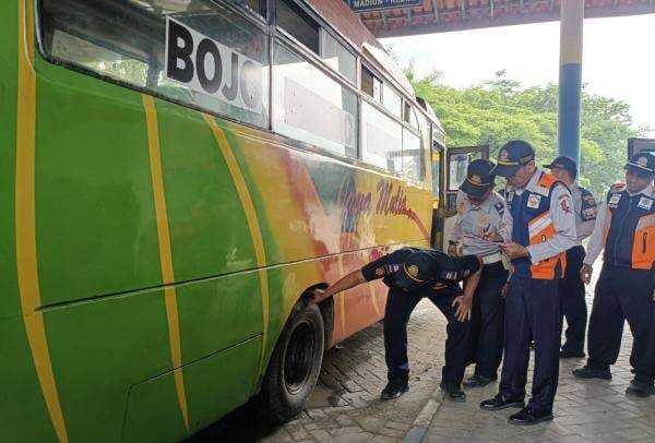 Jelang Nataru Petugas Ramp Check Bus di Terminal Bojonegoro, Ditemukan Kendaraan tak Laik Jalan