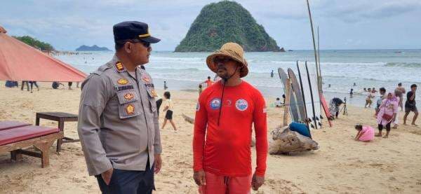 Jadi Ikon Destinasi Wisata Banyuwangi, Pantai Pulomerah Diserbu Ribuan Wisatawan