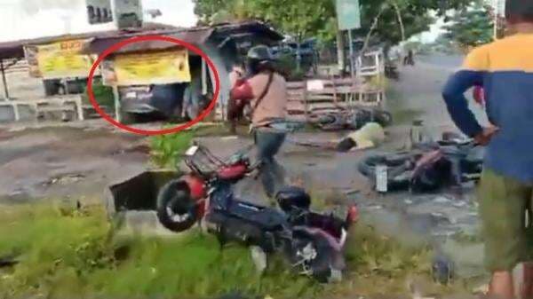 Hilang Kendali, Sigra Tabrak Dua Pengendara Motor dan Warung di Palangka Raya