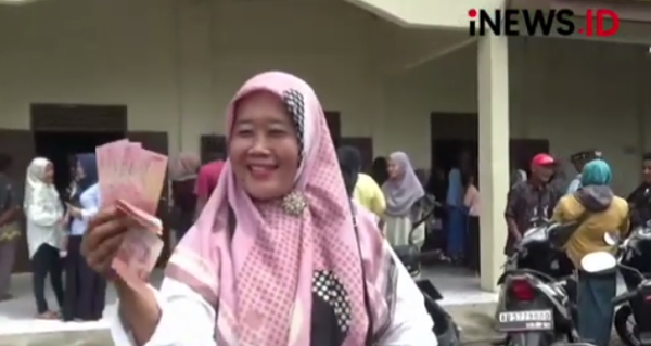 Jelang Lebaran, Pemerintah Desa Wunut Klaten Bagi-Bagi THR ke Warga, Kaya Miskin Kebagian Jelang Lebaran, Pemerintah Desa Wunut Klaten Bagi-Bagi THR ke Warga, Kaya Miskin Kebagian