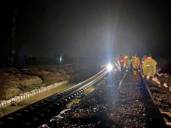 Ratusan Petugas Dikerahkan Atasi Luapan Air di Jalur KA Gubug-Karangjati