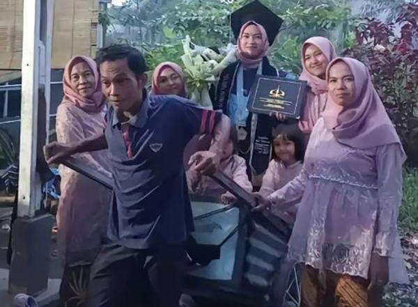 Viral Ayah Rayakan Wisuda Putrinya Diarak Pakai Gerobak Sampah, Bikin Haru Netizen