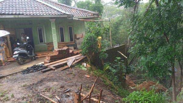 Diguyur Hujan Satu Rumah Warga di Tanggeung Terancam Longsor