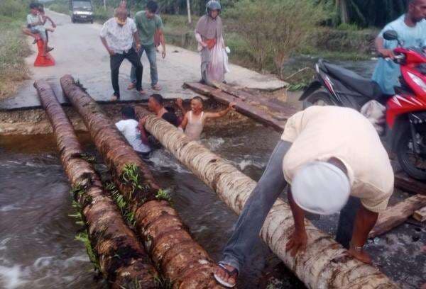 Jalan Mitigasi Putus di Terjang Banjir, PT Nafasindo Pasang Jembatan Darurat