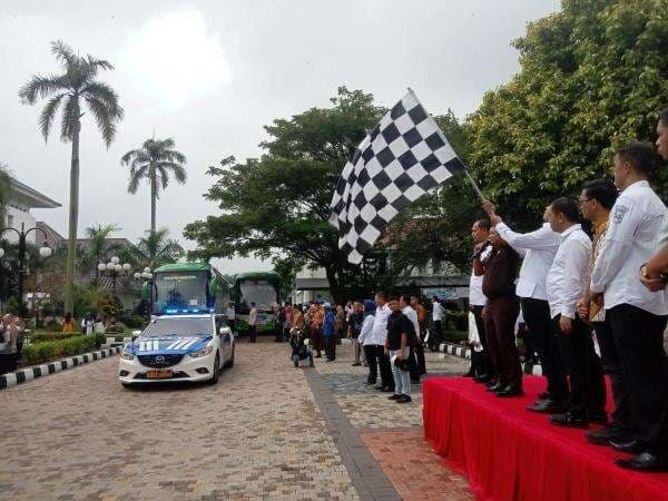 Pemkab Karawang Lepas Keberangkatan 15 Bus Mudik Gratis Pemkab Karawang Lepas Keberangkatan 15 Bus Mudik Gratis
