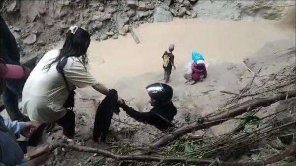 Derita Warga Kalumpang Mamuju Bertaruh Nyawa Lintasi Tanah Longsor Derita Warga Kalumpang Mamuju Bertaruh Nyawa Lintasi Tanah Longsor